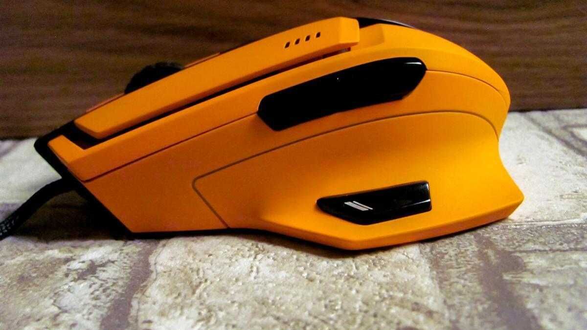 Оранжевая игровая мышь с черными кнопками