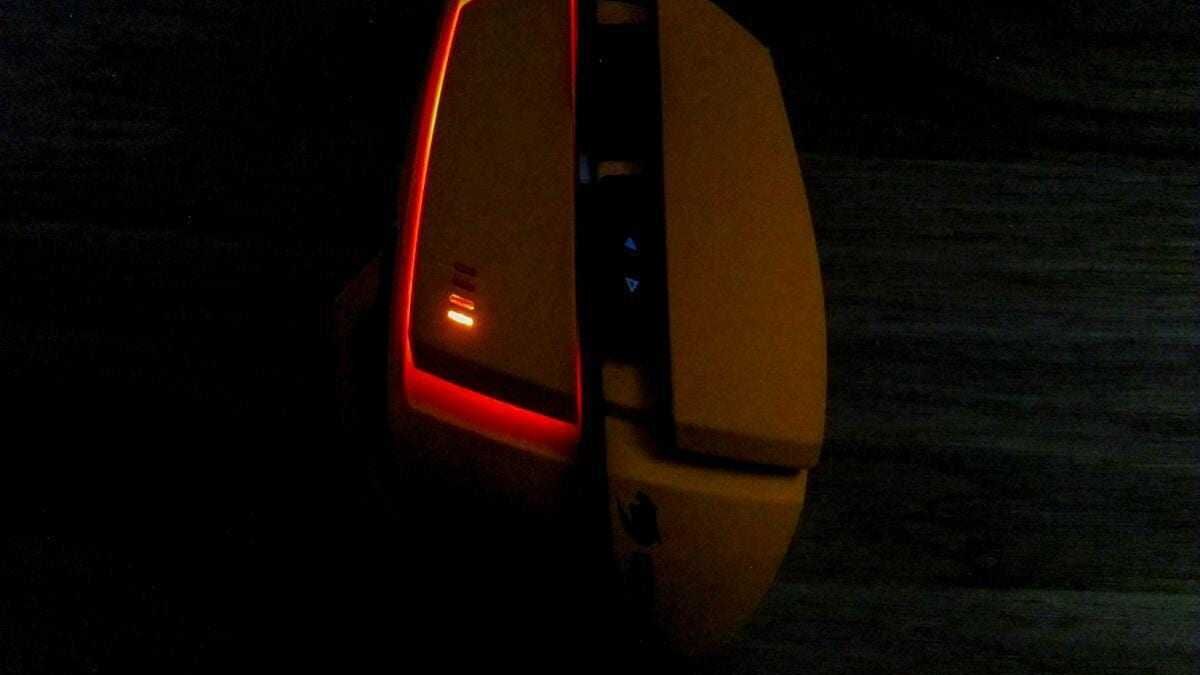 Геймерская мышь с красной подсветкой