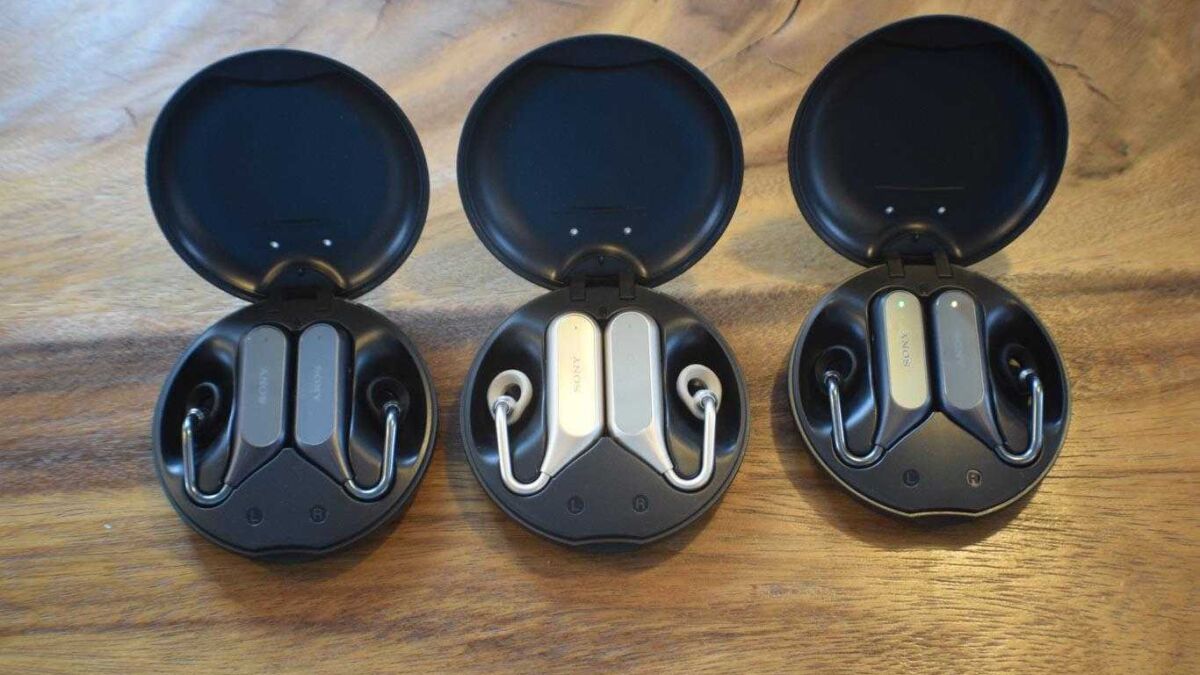 Наушники Sony Xperia Ear Duo в открытом кейсе с кабелями и контроллерами