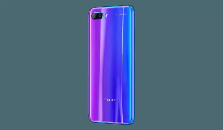Huawei представил Honor 10 с функциями искусственного интеллекта 3 Задняя панель Honor 10 с градиентным покрытием и двойной камерой
