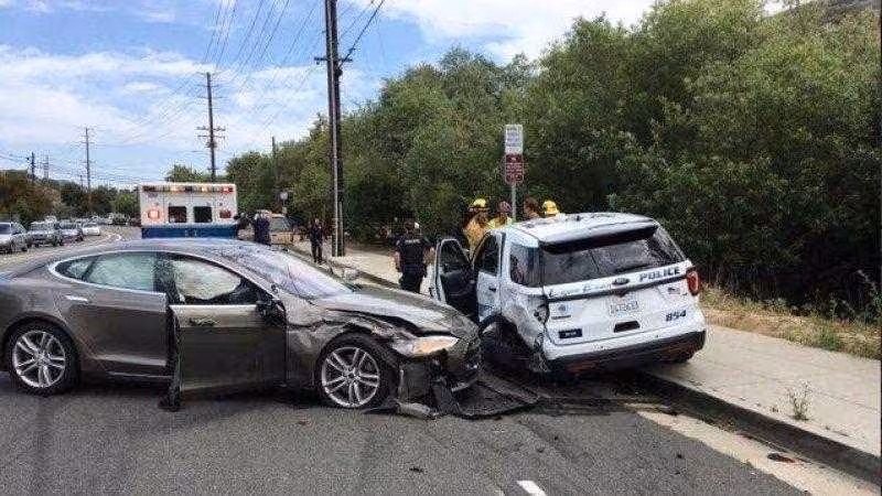 Tesla на автопилоте врезалась в полицейскую машину 3 Laguna Tesla