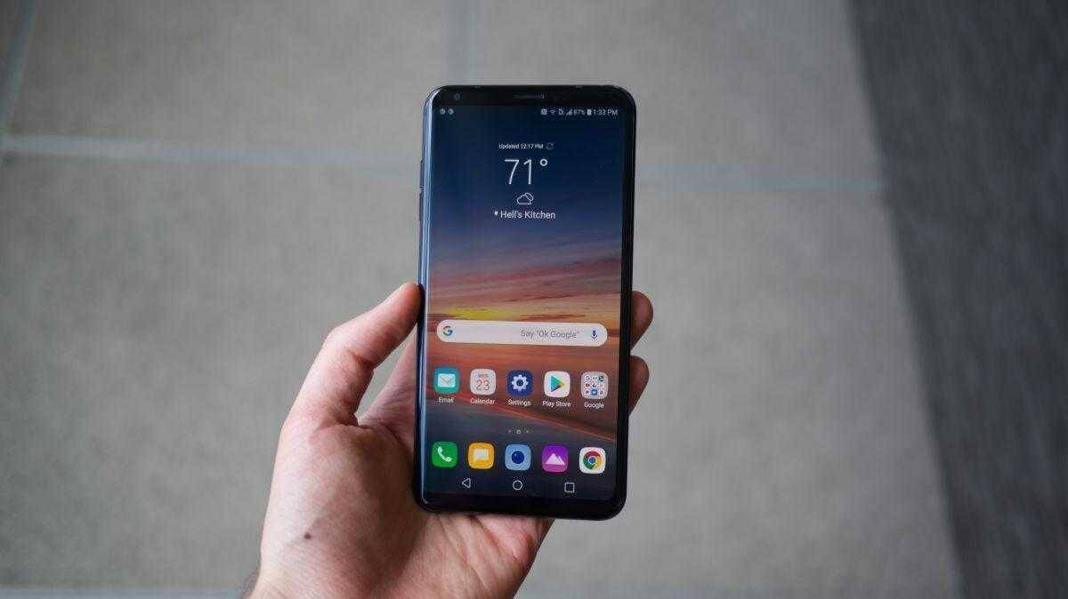 LG выпустила новый мультимедийный смартфон V35 THINQ 5 Смартфон LG V35 ThinQ в руке, экране интерфейс
