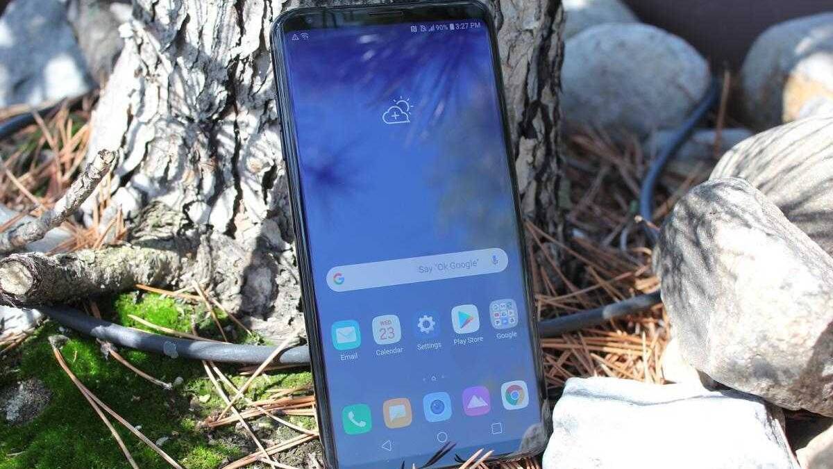 LG выпустила новый мультимедийный смартфон V35 THINQ 7 Смартфон LG V35 ThinQ на земле у дерева