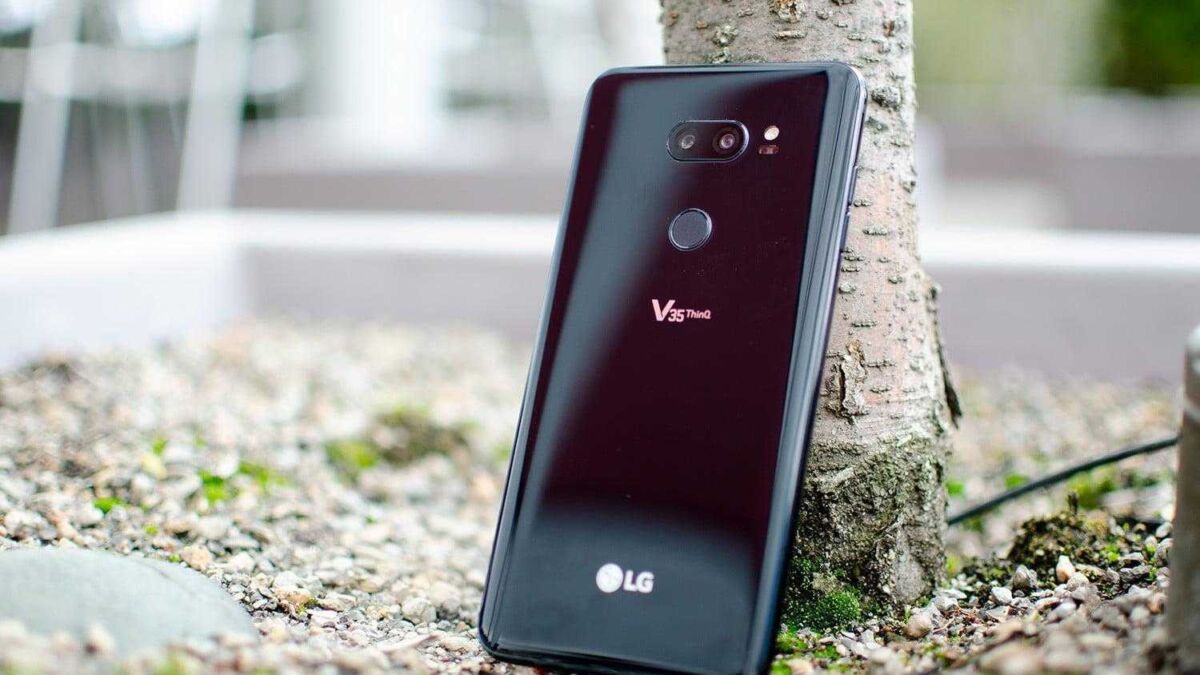 Задняя панель смартфона LG V35 ThinQ с двойной камерой и кнопкой включения