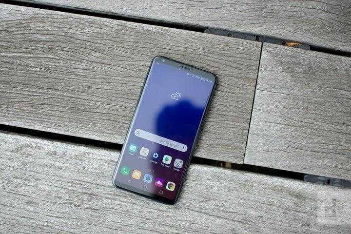 Смартфон LG V35 ThinQ на деревянной поверхности