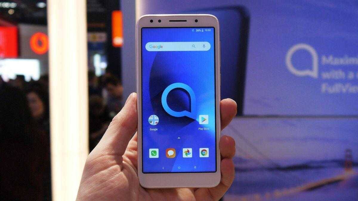 В России вышел смартфон Alcatel 1X 2 Мобильный телефон Alcatel 1X в руке отображение интерфейса