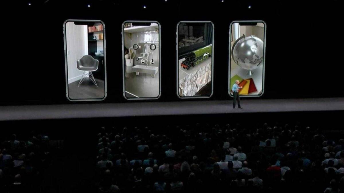 Презентация Apple WWDC 2018 с изображением iPhone и интерфейсом