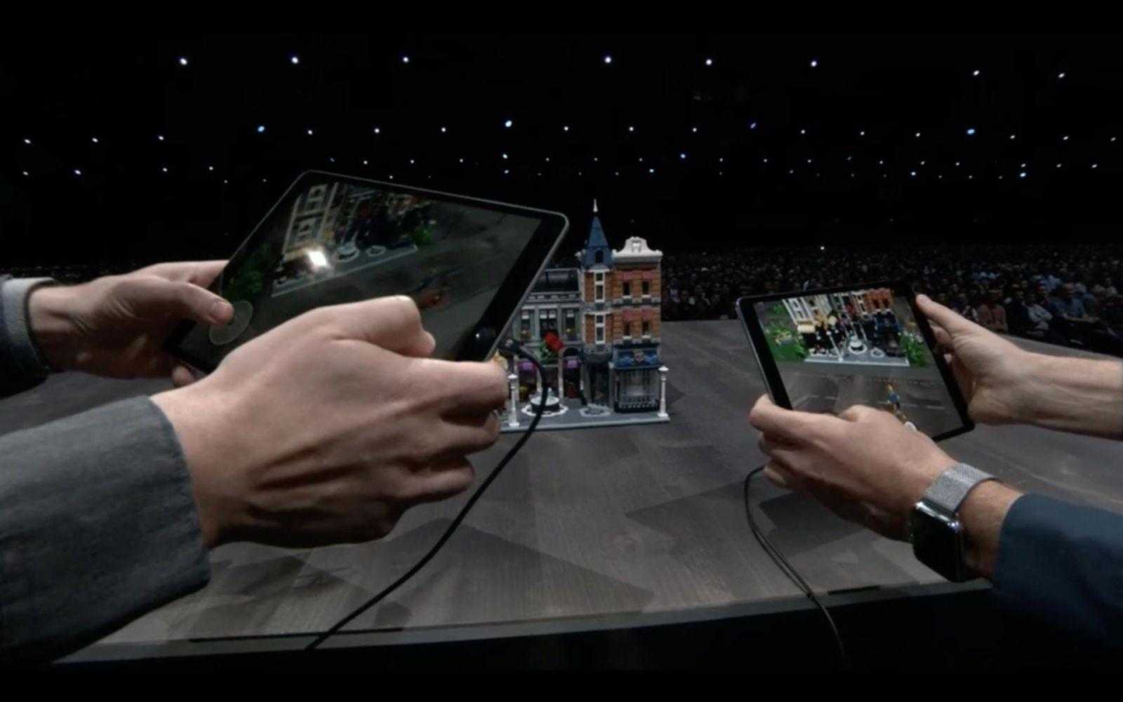 WWDC 2018. Apple представила новую быструю iOS 12. Все изменения 3 Два человека делают фотографии с помощью планшетов на конференции WWDC 2018