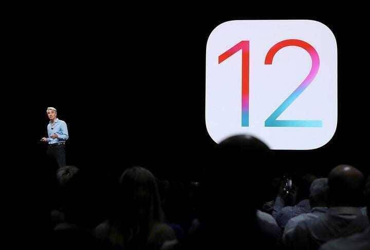 Джонатан Айв на сцене презентации iOS 12 на WWDC 2018