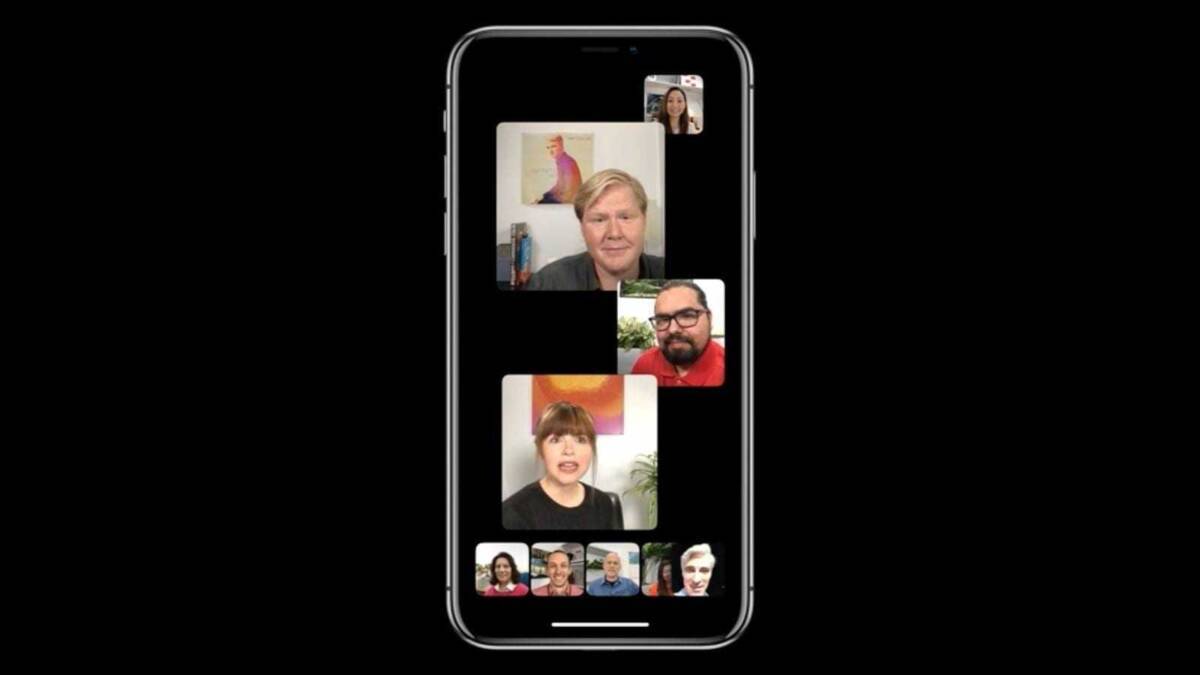 Смартфон iPhone с открытым экраном и видеозвонком