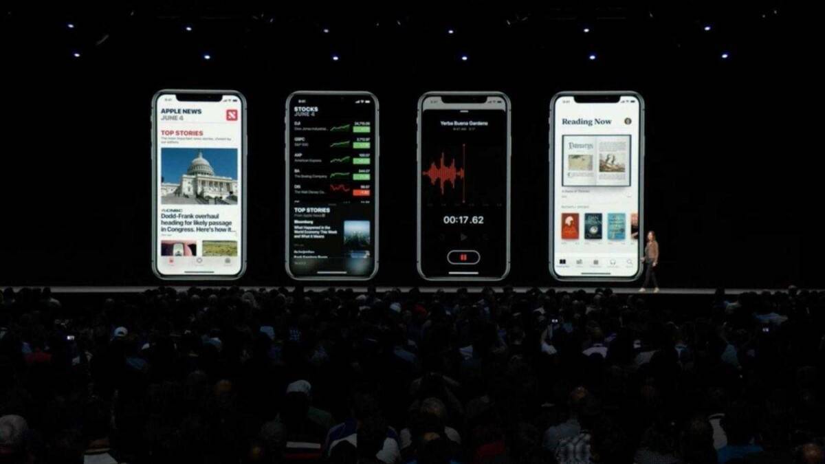 Экран iPhone с интерфейсом новостей и графиками акций