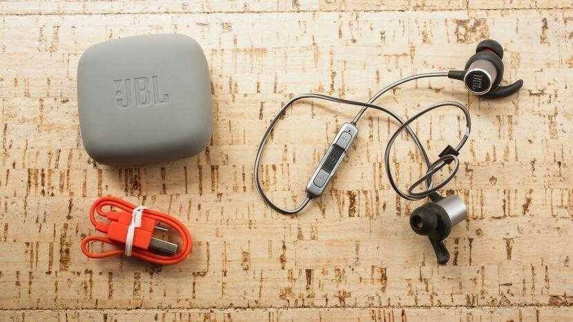 JBL обновила линейку беспроводных гарнитур 3 Беспроводные наушники JBL с чехлом и кабелем для зарядки