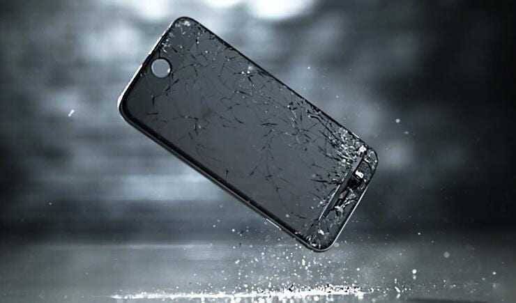 Разбитый дисплей iPhone на фоне воды и капель