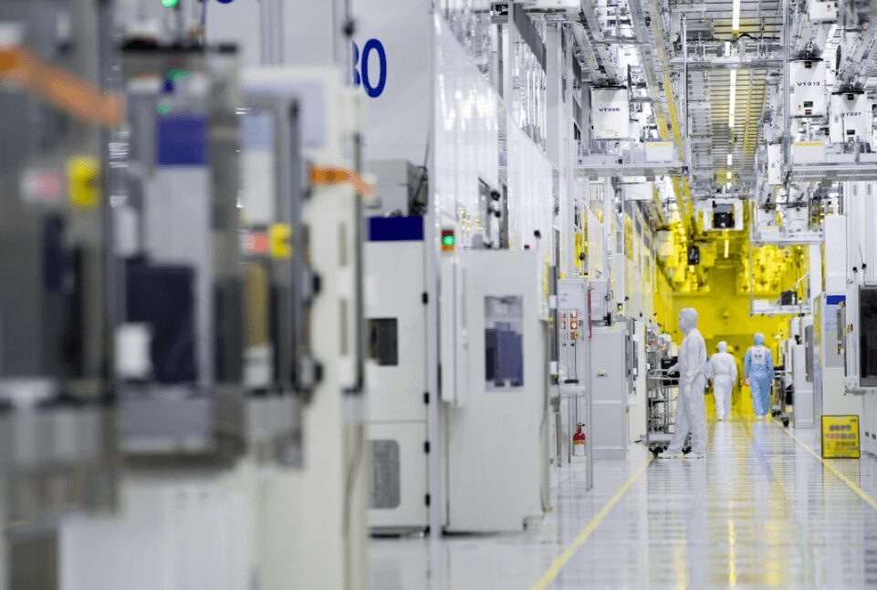 Новые 10-нм процессоры Intel появятся не раньше середины 2019 года 5 Производственный цех Huawei с сотрудниками в защитной одежде