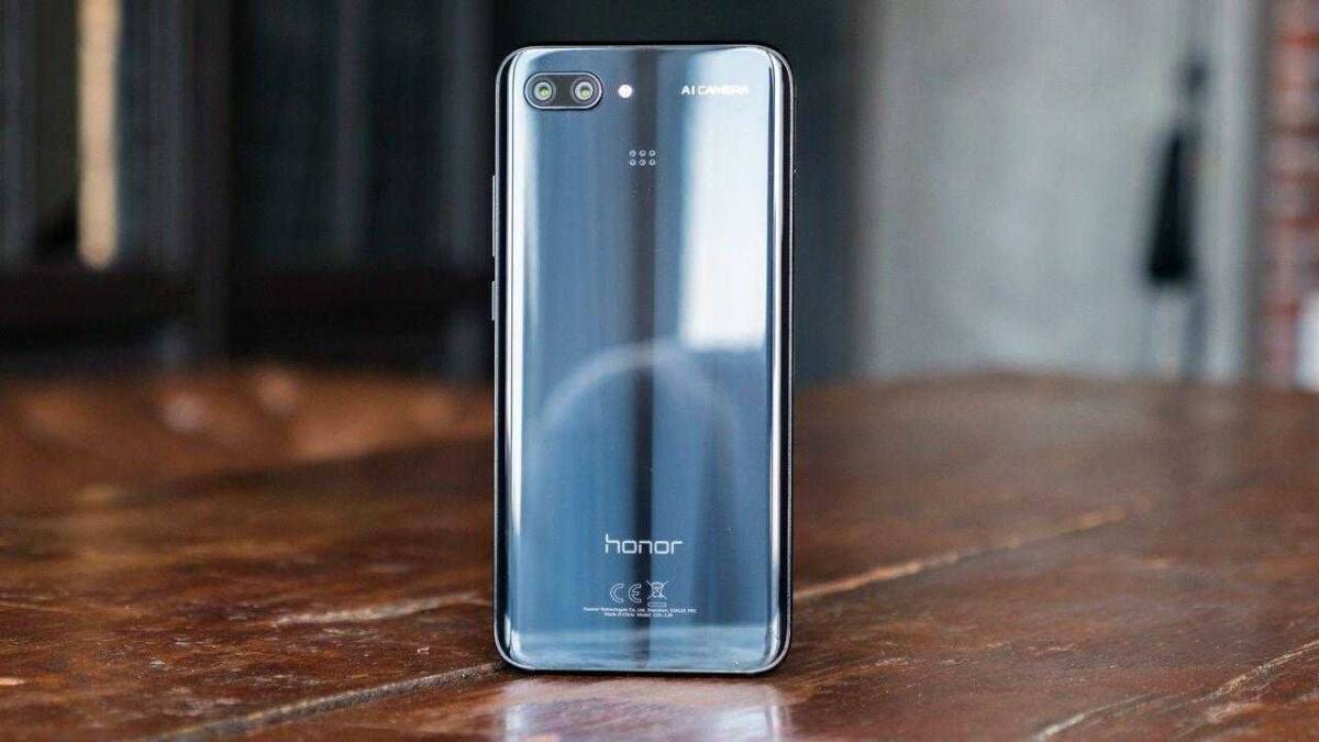 Задняя панель смартфона Honor 10 с двойной камерой