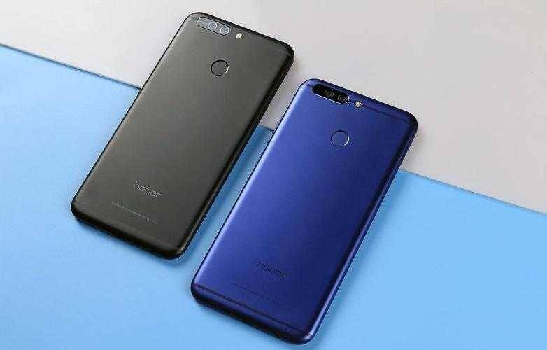 Два смартфона Honor с обратной стороны на столе