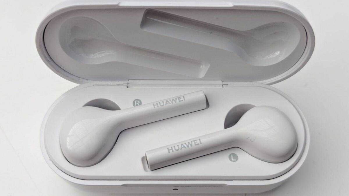 Huawei выпустил беспроводные наушники Huawei FreeBuds в России 4 Беспроводные наушники Huawei FreeBuds в кейсе, вид сверху