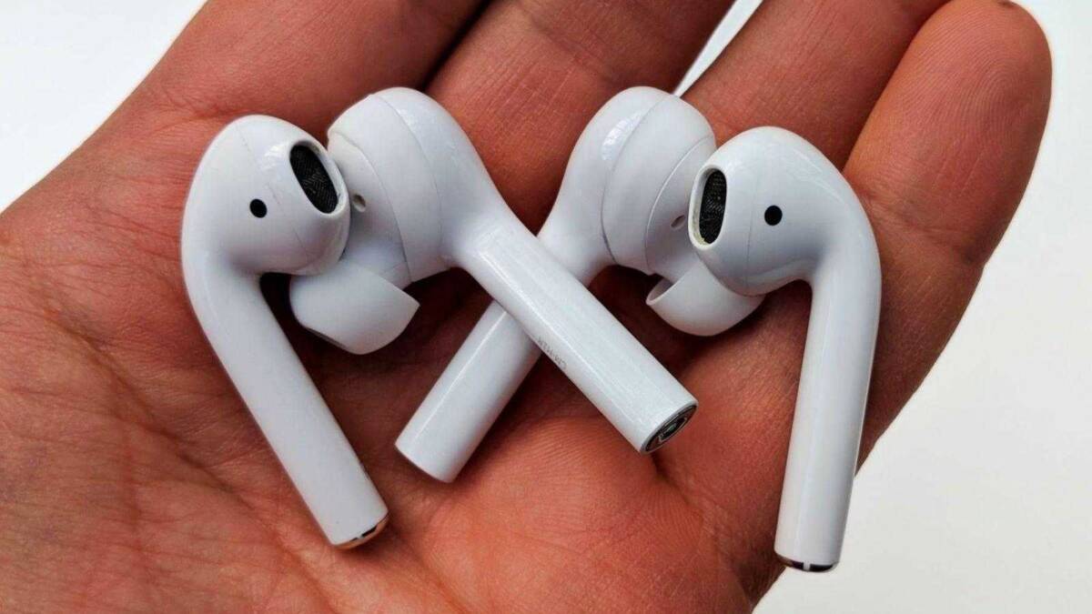 Беспроводные наушники Huawei FreeBuds в руке