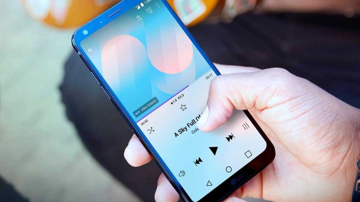 Смартфон LG Q7 на руке показывает интерфейс