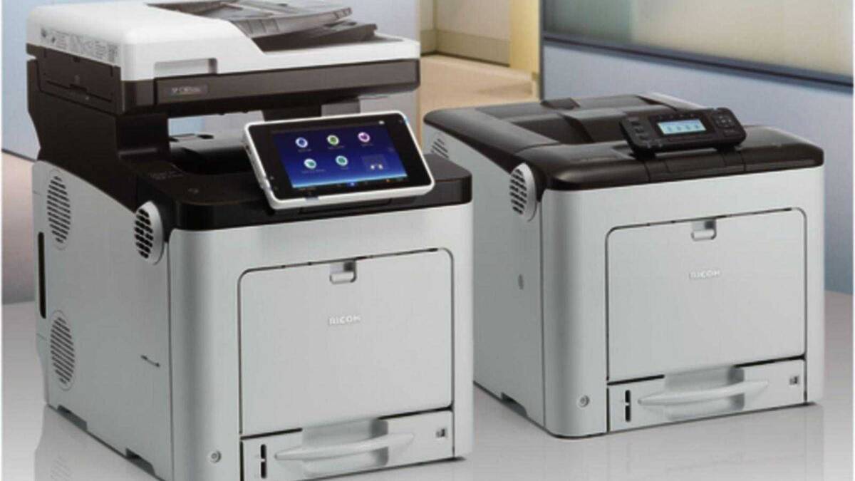 Два принтера Ricoh с сенсорными экранами на офисном столе