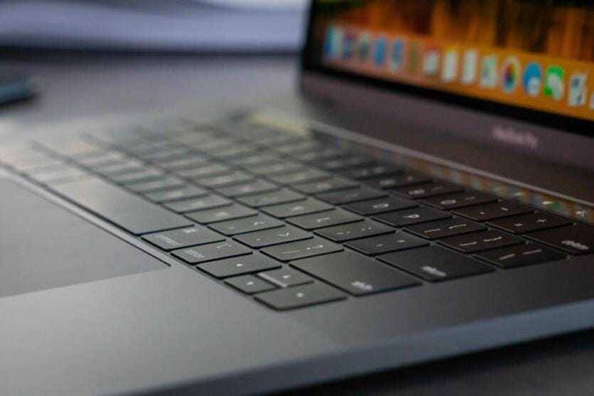 ТОП-9 крутых фишек Apple MacBook Pro 2018 9 Нижняя часть ноутбука с клавиатурой и частью экрана