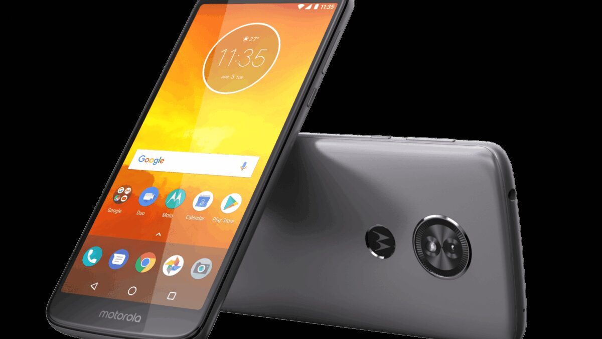 Смартфон Motorola moto G6 с округлым дисплеем и задней камерой