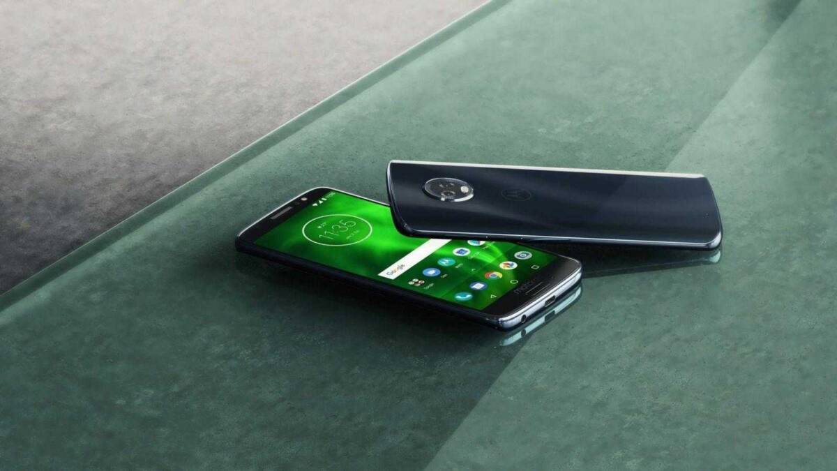 Смартфон Motorola moto G6 и его задняя камера на поверхности столика