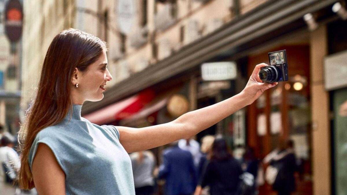 Женщина с камерой Sony Cyber-shot RX100 VI на улице