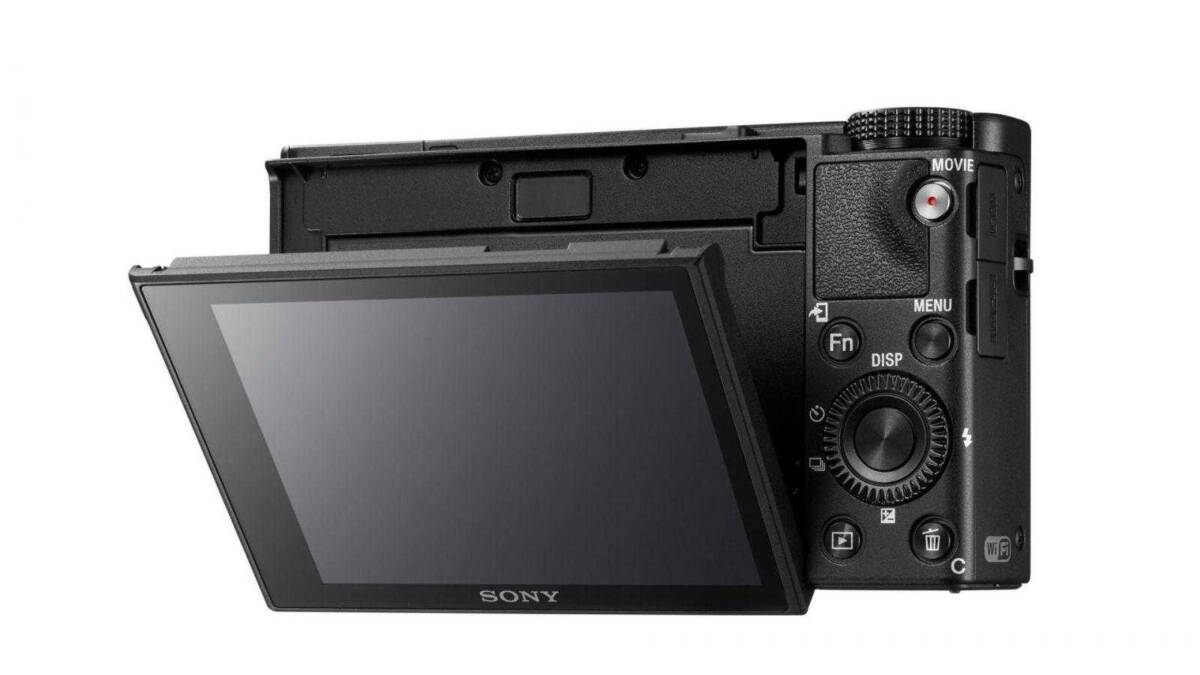 Задняя часть камеры Sony Cyber-shot RX100 VI с открытым ЖК-экраном