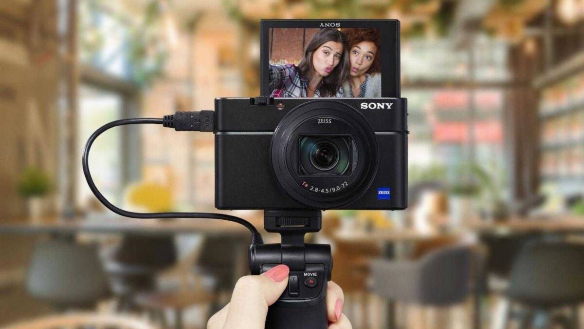 Фотосъемка с камерой Sony Cyber-shot RX100 VI в руке