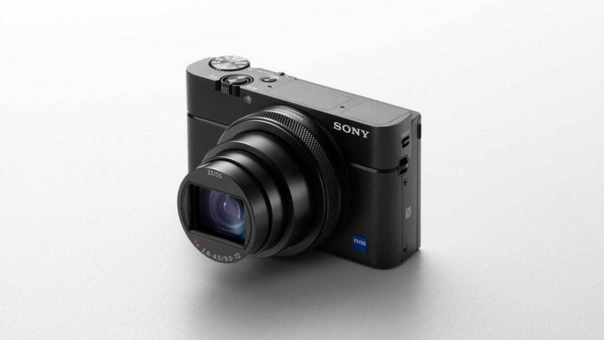 Цифровая камера Sony Cyber-shot RX100 VI на белом фоне
