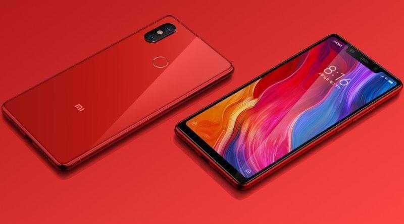 Красный смартфон Xiaomi Mi 8 SE с двумя камерами и сканером отпечатков пальцев сзади вид сбоку дисплея спереди