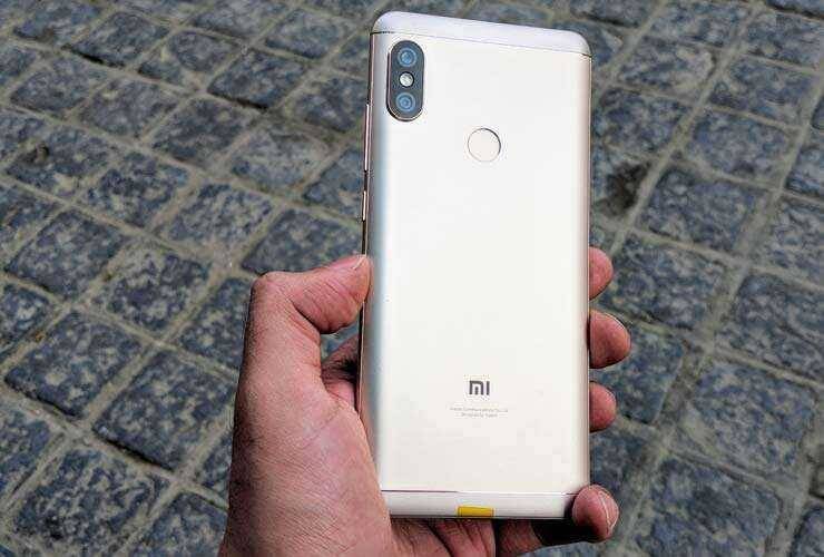 Xiaomi показала Redmi Note 5 pro с увеличенным объёмом памяти — ХАРАКТЕРИСТИКИ 5 Задняя панель смартфона Xiaomi Redmi Note 5 pro с двойной камерой и отпечатком пальца