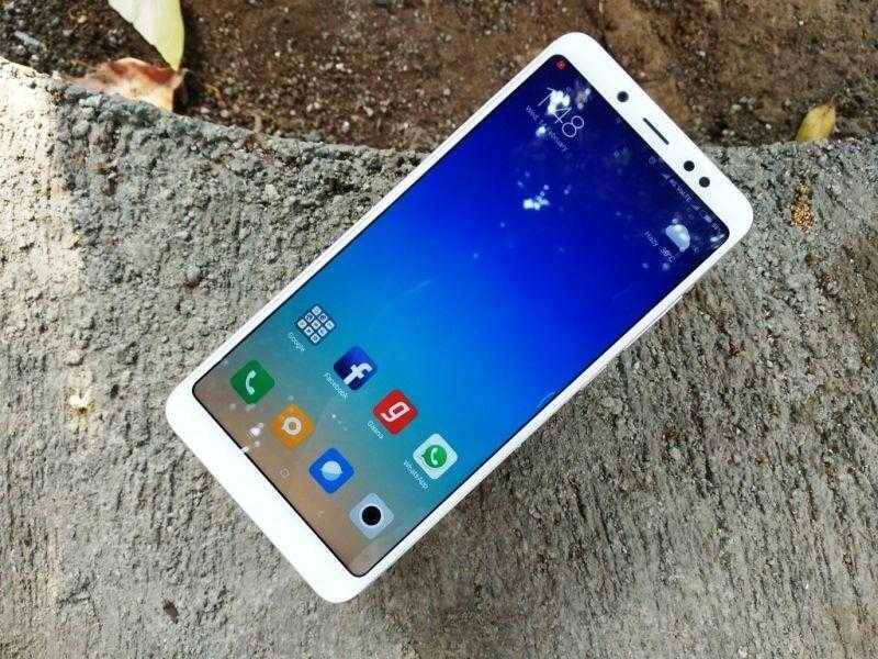 Xiaomi показала Redmi Note 5 pro с увеличенным объёмом памяти — ХАРАКТЕРИСТИКИ 7 Белый смартфон Xiaomi Redmi Note 5 pro показан с бокового ракурса