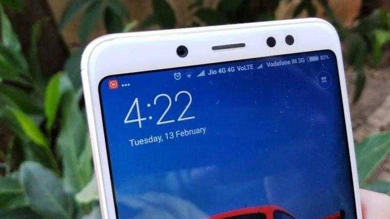 Экран смартфона Xiaomi Redmi Note 5 pro с датой и сверху изображением