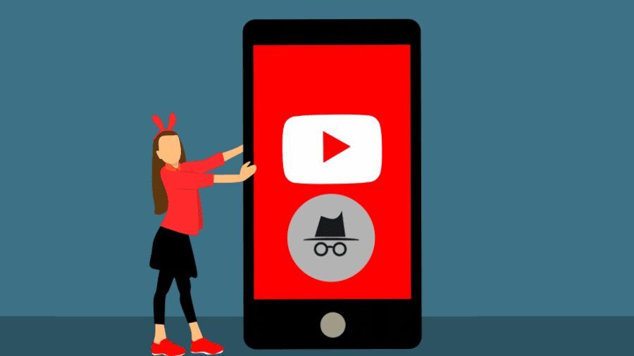 Мужчина держит смартфон с иконками YouTube и инкогнито на экране