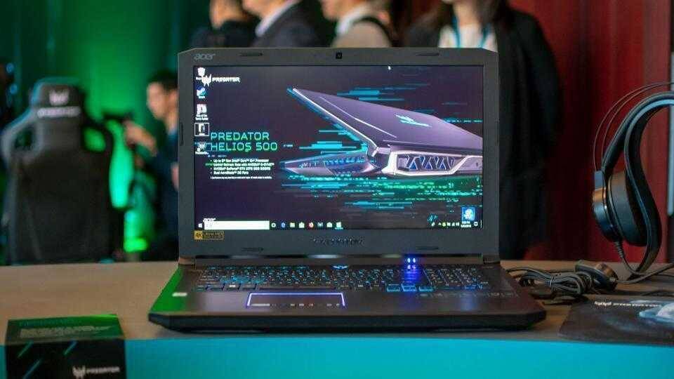 Игровой ноутбук Acer Predator Helios 500 на столе