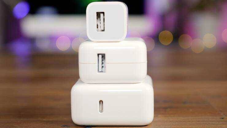 Белая зарядка Apple с USB портами и разъемом