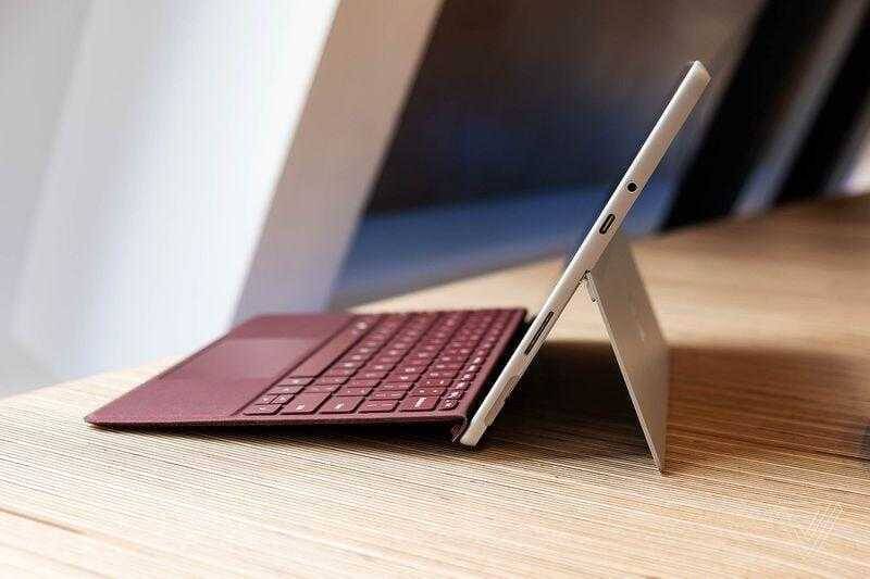 Планшет Microsoft Surface Go в боковом положении с клавиатурой
