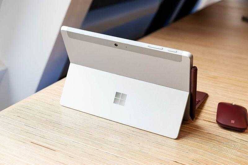 Планшет Microsoft Surface Go с откидным чехлом