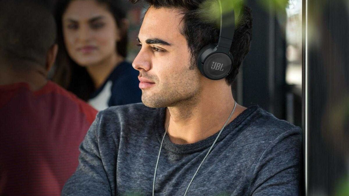 Мужчина с черными наушниками JBL TUNE600BTNC в профиль