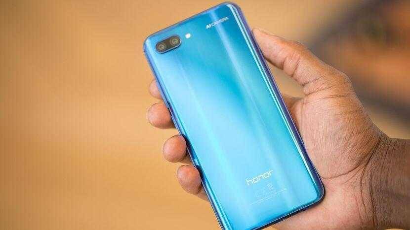 Смартфон Honor с голубым градиентным дизайном спереди и сзади