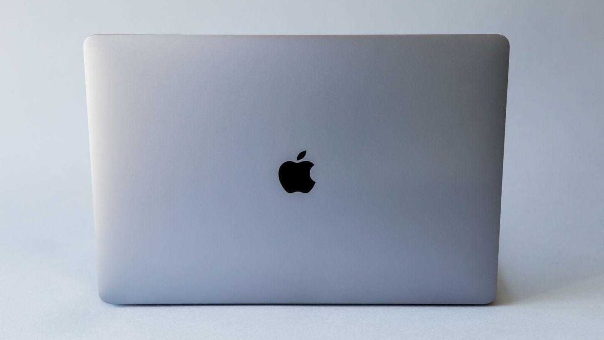 Закрытая крышка на серебристом ноутбуке Apple MacBook