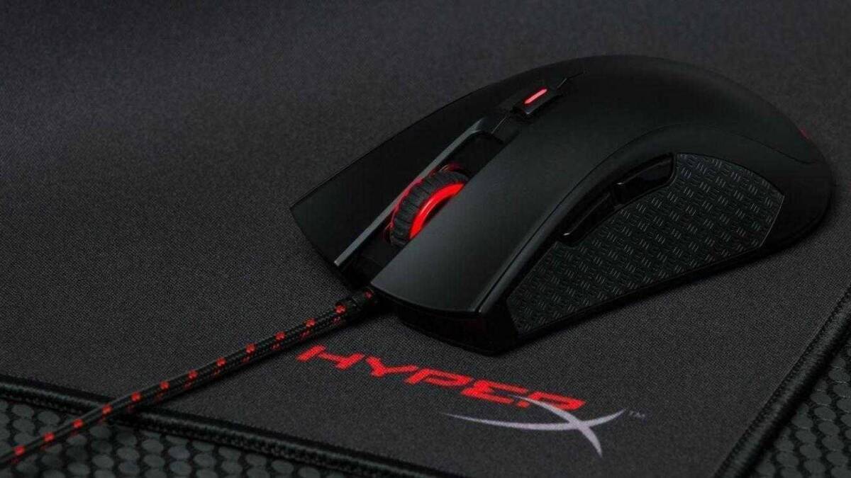 Игровая мышь HyperX Pulsefire FPS Pro RGB на коврике