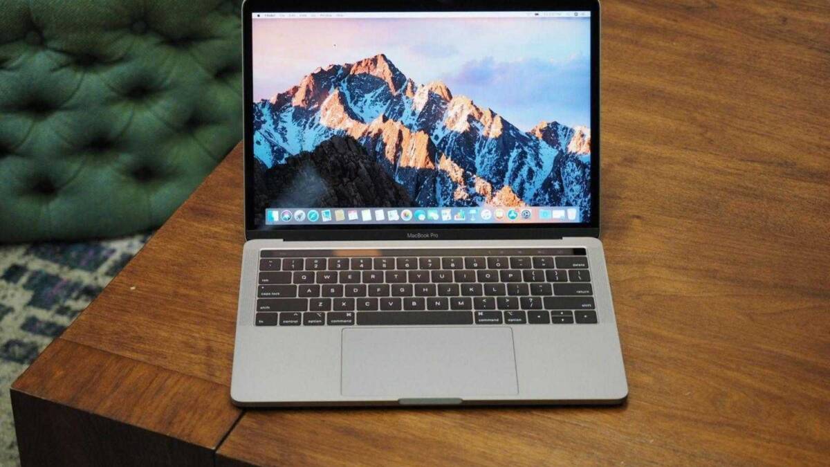 ТОП-9 крутых фишек Apple MacBook Pro 2018 11 Открытый макбук про на деревянном столе