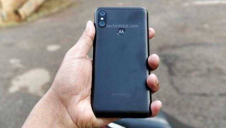 Рука держит складной смартфон Huawei с двойной камерой