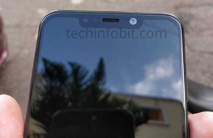 Экран смартфона Huawei с отражением неба и деревьев