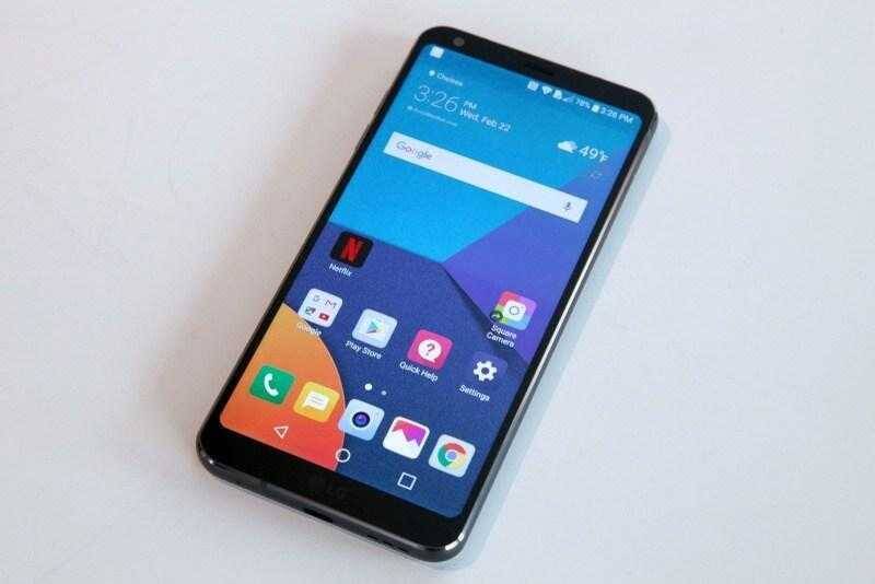 В России начались продажи LG Q7 и LG Q7+ 5 Смартфон LG Q7 на белом фоне с дисплеем