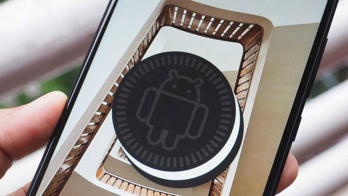 Смартфон Xiaomi Mi A2 с отображением логотипа на экране