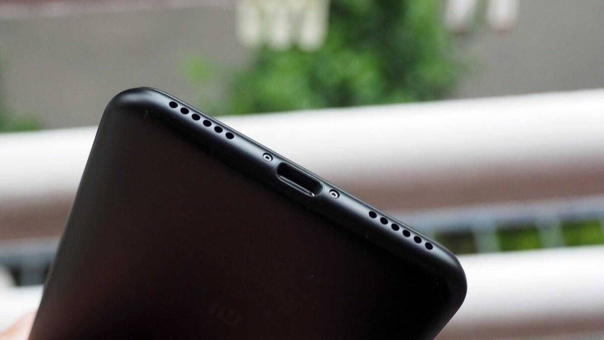 Черный смартфон Xiaomi Mi A2 у края наклоненный